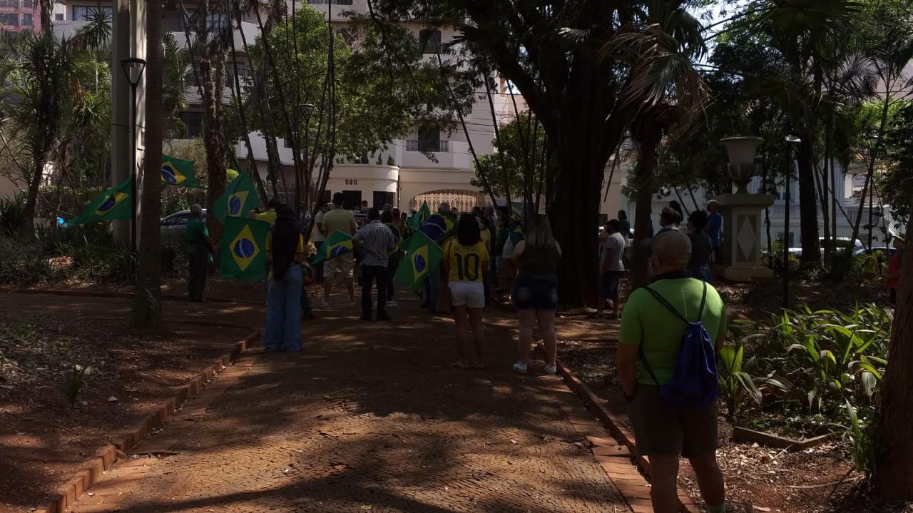 Foto 14 de 31 — Manifestantes fazem ato pró-Bolsonaro na Praça da Independência; veja imagens